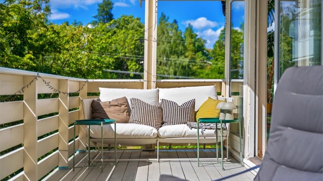 Balkongen utenfor stuen har god plass til en hyggelig sittegruppe.