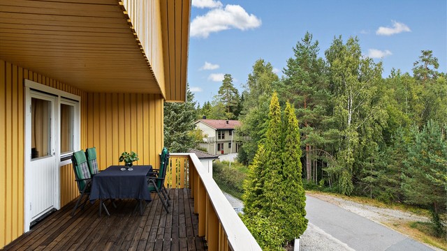 Den overbygde verandaen har god plass til sittegruppe og fint utsyn over nabolaget.