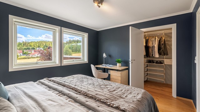 Fra hovedsoverommet er det inngang til en praktisk garderobe/bod.