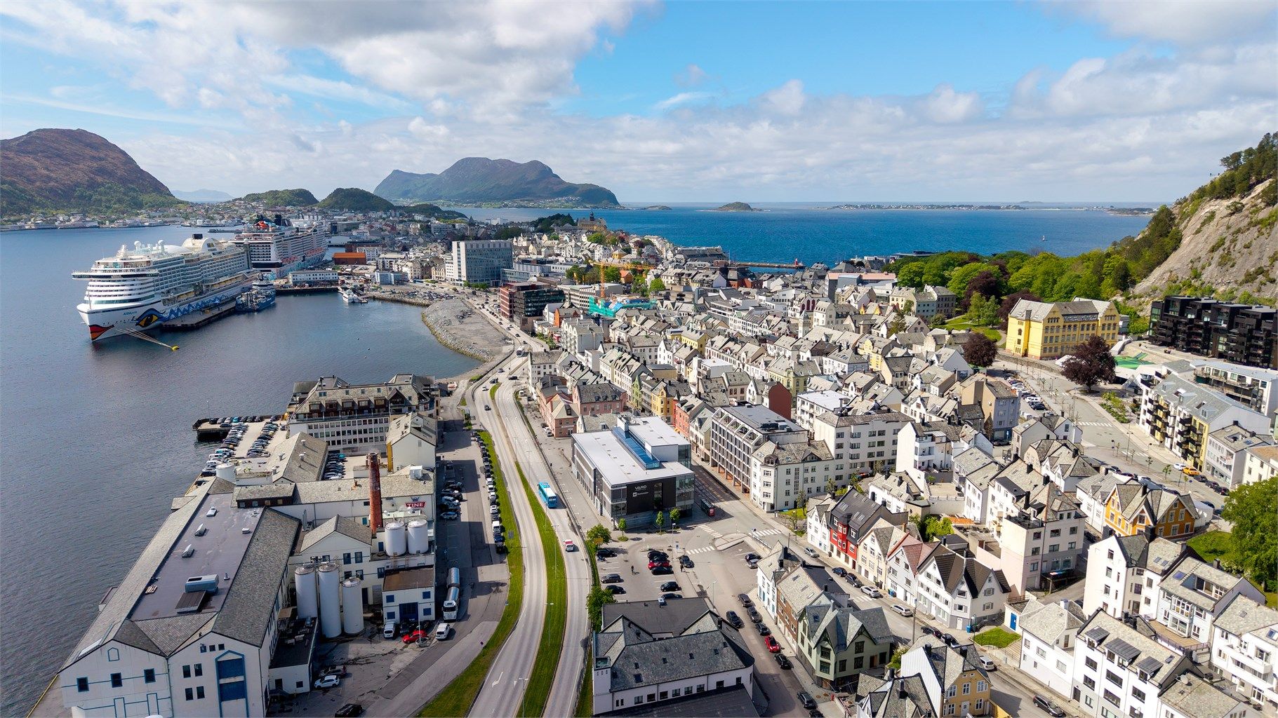 Leiligheten ligger sentralt til i Ålesund med kort gangavstand til Bybadet, Brosundet, Byparken og Aksla. Nært butikker, servering, skoler og gode kollektivtilbud med buss og hurtigbåt. Perfekt for et aktivt og urbant byliv.