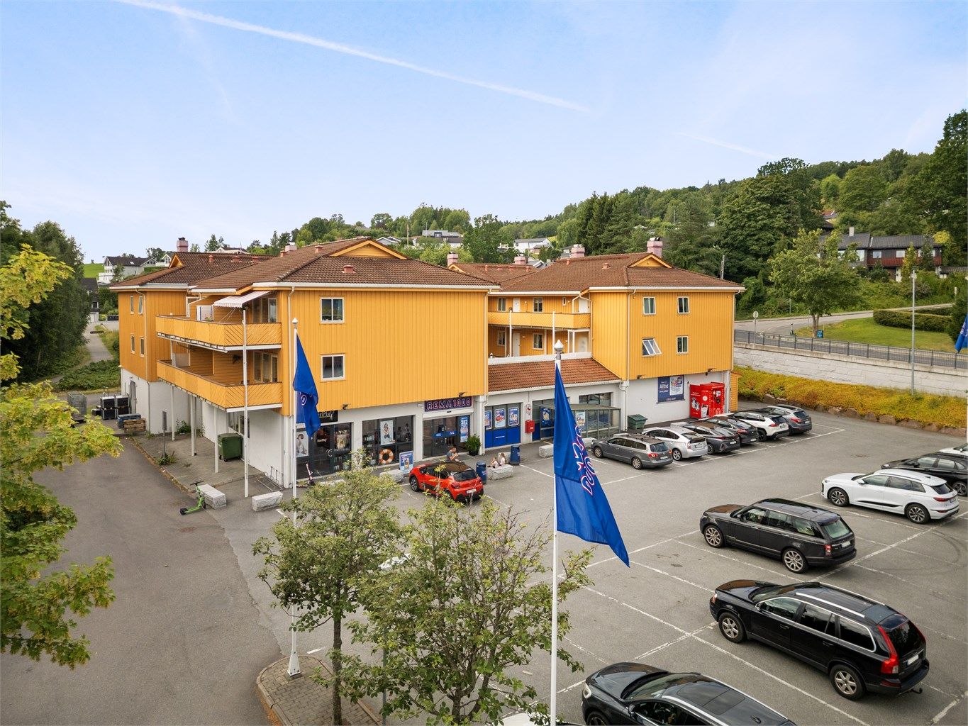 Dagligvarehandelen gjøres enkelt på Rema 1000 (med post-i-butikk) i samme bygg, og busstopp med gode forbindelser til sentrum er like ved.