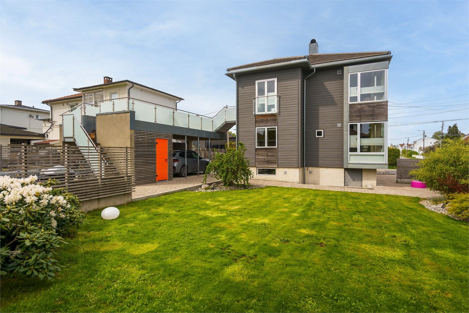 Fasaden er ombygget, etterisolert og påført ny stående kledning. Yttertaket lagt om med flat takstein. Vinduer og terrassedører er skiftet ut med nye i aluminium.