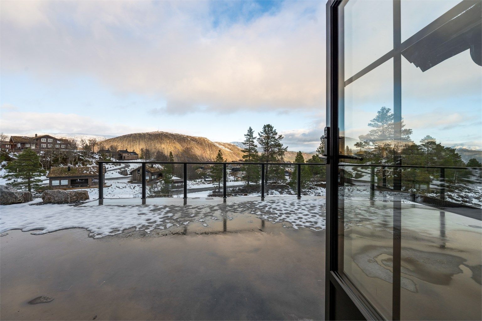 Stor solrik terrasse med flott utsikt.