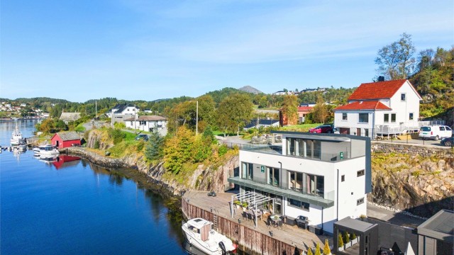 Velkommen til Vatnaneset 18! Eiendommen ligger skjermet til i et maritimt og etablert bomiljø på Vatnaneset.
Foto: Fotograf Mats Lie