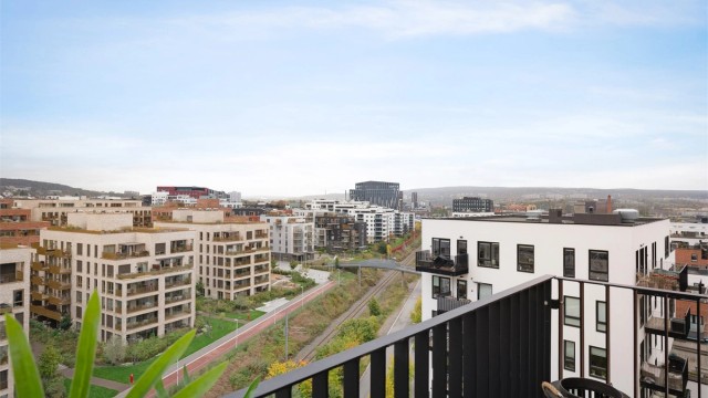 Utsikt fra hovedsoverommets balkong over Løren til Hellerud med Østmarka i bakgrunnen.