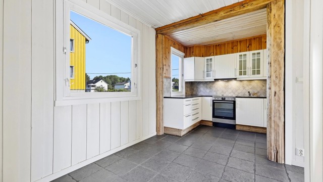 Kjøkkenet har godt med benke- og skapplass, samt god plass til spisebord.