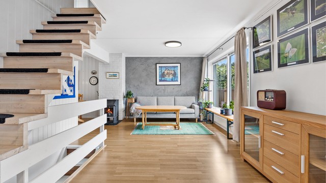 Store vindusflater gir rikelig med dagslys inn i stuen.