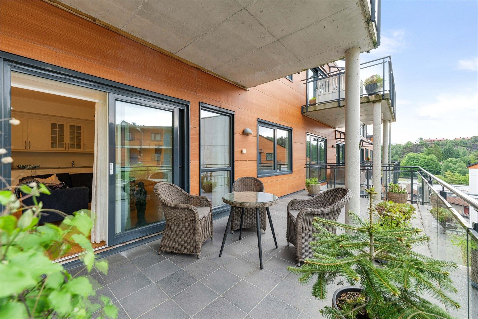 Til leiligheten har man en terrasse som har svært generøs størrelse.