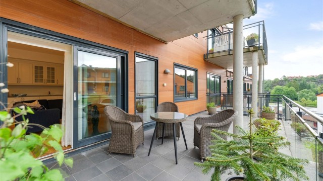 Til leiligheten har man en terrasse som har svært generøs størrelse.