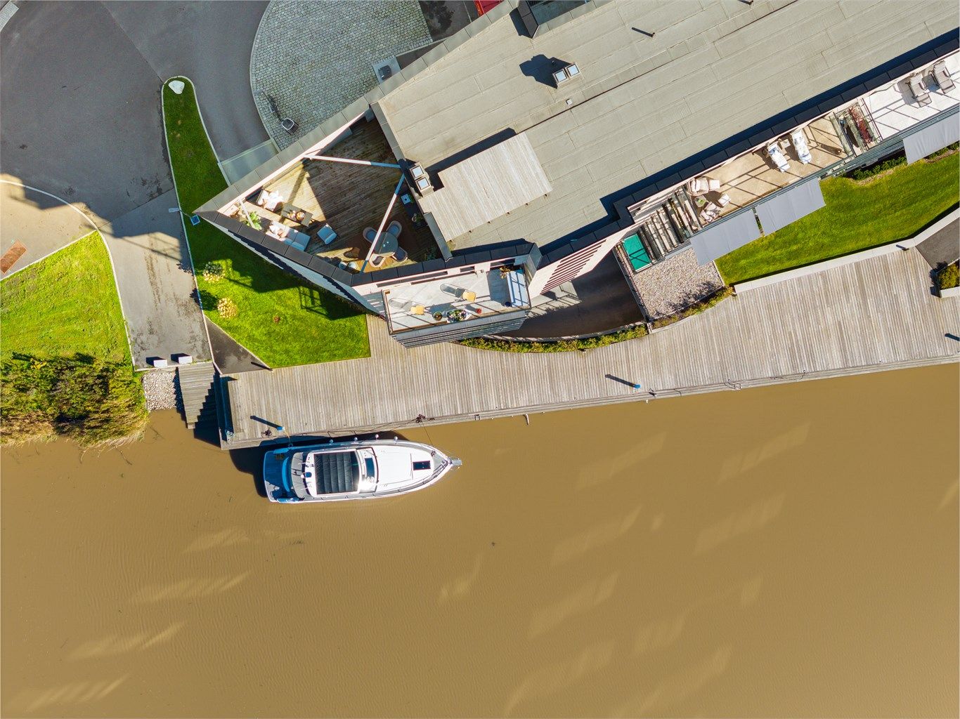 Blant leilighetens mange kvaliteter er eget uteareal på hele 74 kvm., fordelt på den store takaltanen og to balkonger; én på østsiden, én på vestsiden.