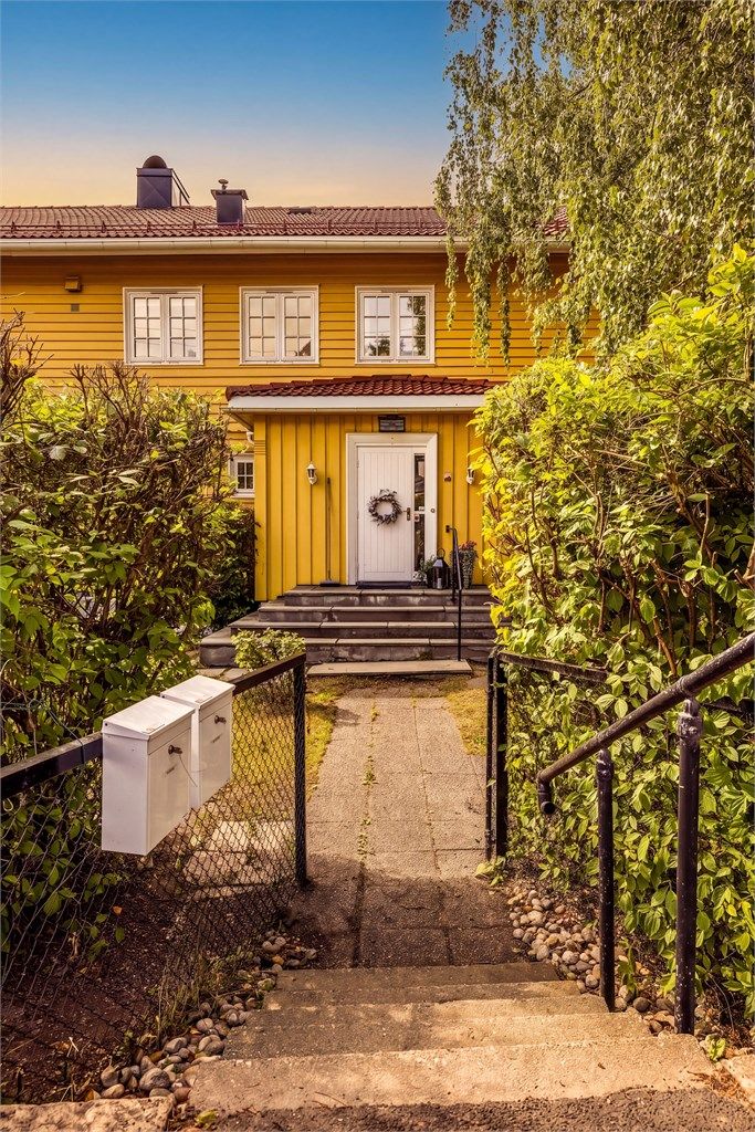 Innkjøring til eiendommen fra Steinhammerveien med bil eller via gangport fra Ekebergveien. 