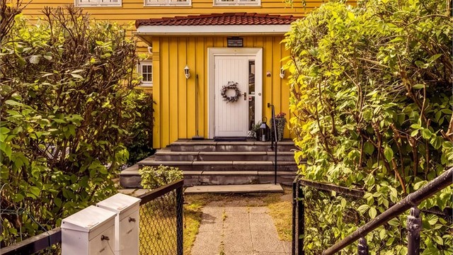 Innkjøring til eiendommen fra Steinhammerveien med bil eller via gangport fra Ekebergveien.