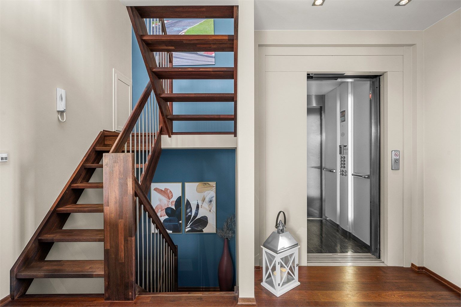 Heis mellom etasjene er en sjelden og praktisk kvalitet som gir boligen ekstra komfort og tilgjengelighet i hverdagen.