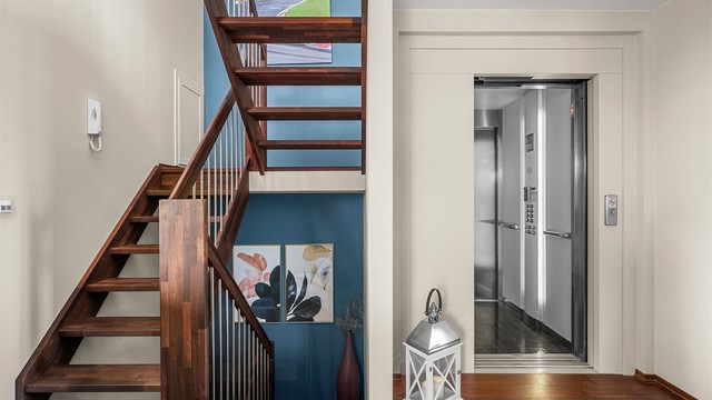 Heis mellom etasjene er en sjelden og praktisk kvalitet som gir boligen ekstra komfort og tilgjengelighet i hverdagen.