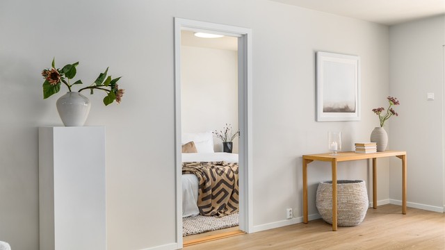 Leiligheten inneholder to soverom som er hensiktsmessig plassert etter sine formål; hovedsoverommet ved stuen.