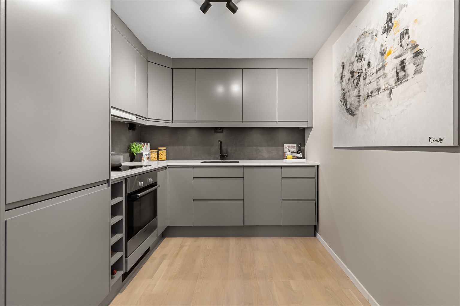 En arealeffektiv 2-roms leilighet med gjennomgående moderne standard fra byggeåret 2007.