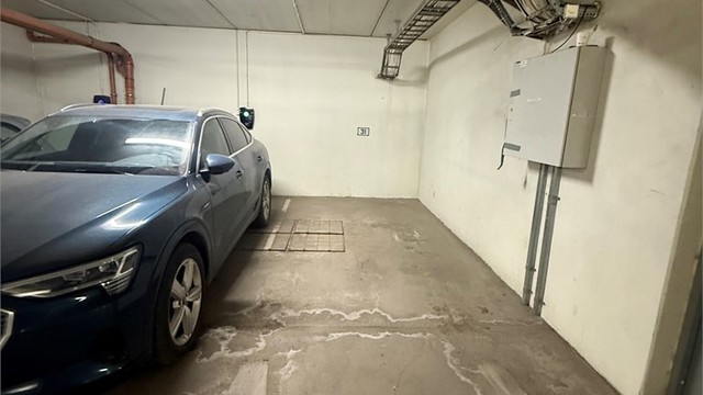 Plass nr. 31 med mulighet for å sette inn lader. Ligger erfaringsvis på ca. kr 20 000,- i denne garasjen. Plassen er bredere enn det kan se ut til på bildet.
