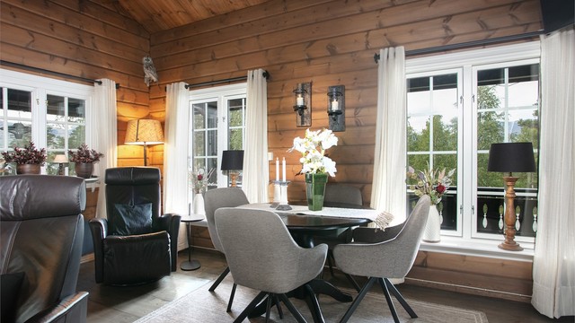 Det er god plass til spisebord på stuen