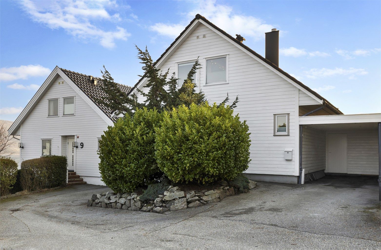 Eiendommen har en praktisk carport og biloppstillingsplass på egen tomt.