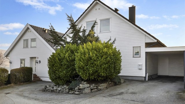 Eiendommen har en praktisk carport og biloppstillingsplass på egen tomt.