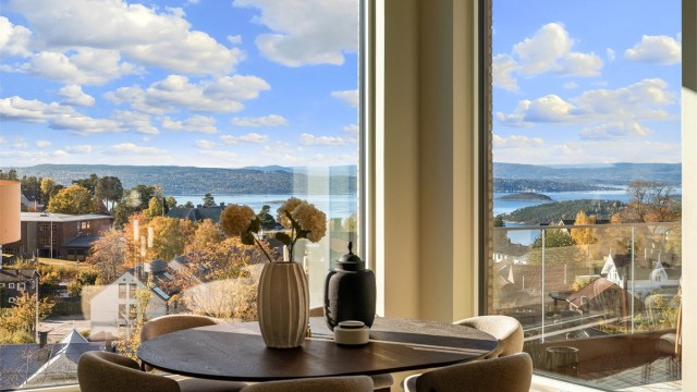 Leiligheten ligger høyt og luftig med fantastisk utsikt - Foto: Løvåsfoto