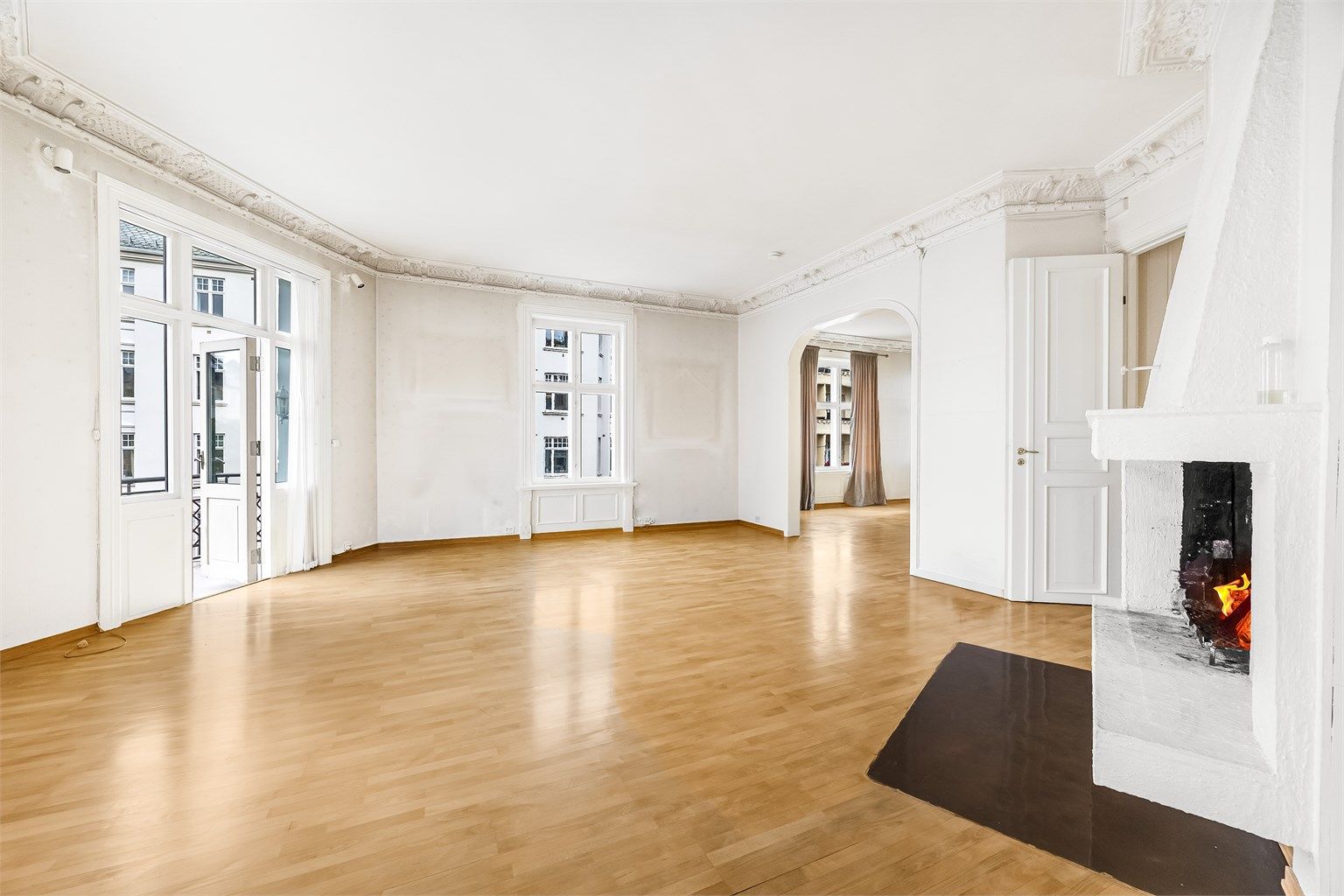 Dette er en 5-roms hjørneleilighet med klassiske elementer som stukkatur, god takhøyde, peisovner og høye vinduer.