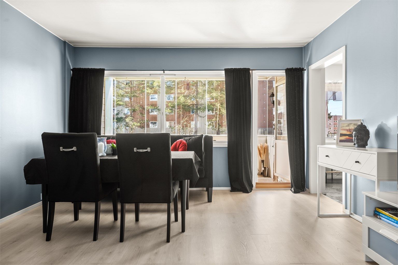 Store vindusflater og direkte utgang til balkongen gir en åpen og luftig romfølelse.