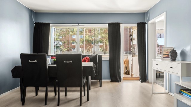 Store vindusflater og direkte utgang til balkongen gir en åpen og luftig romfølelse.