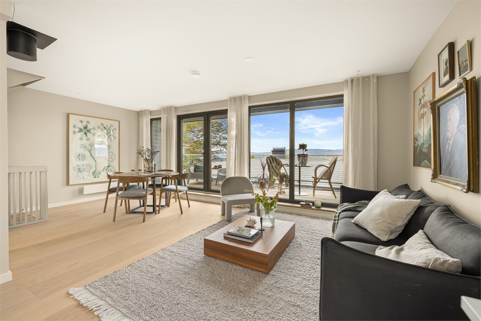 Lyst og hyggelig oppholdsrom i 2. etasje med store vindusflater ug utgang til balkong (alle bilder er fra nabohuset vegg-i-vegg som er speilvendt med huset som nå selges)