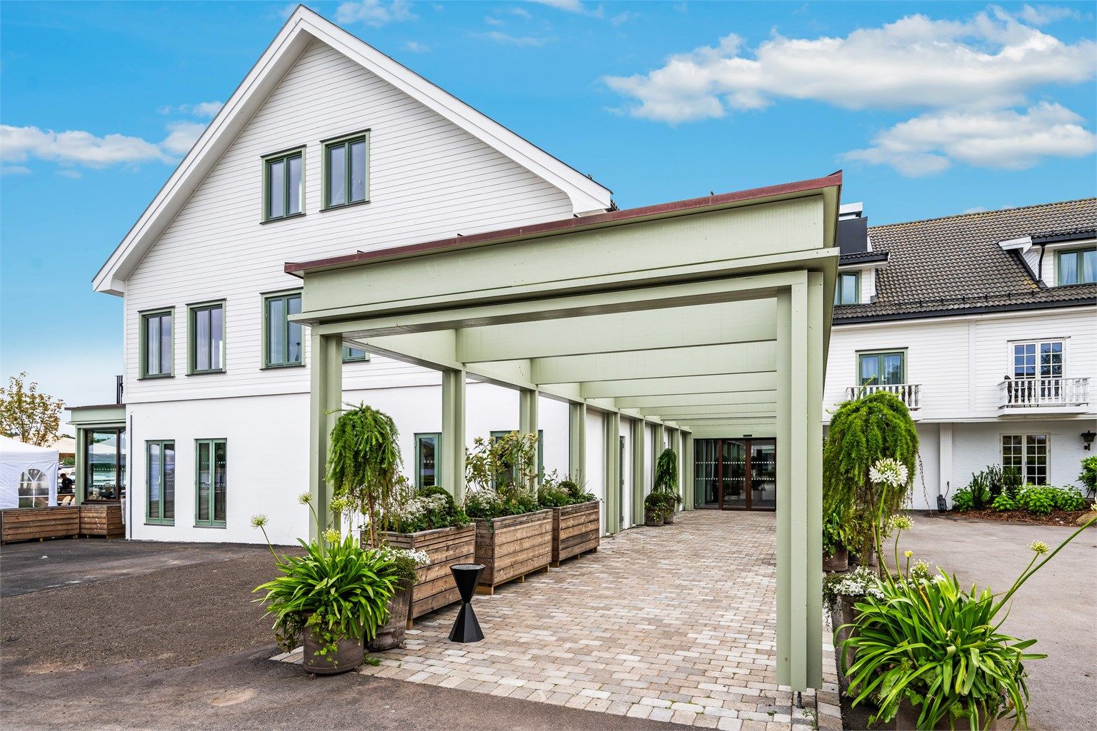 Hele området rundt hotellet er utformet for at både stor og små skal kunne trives og ha deilige sommerdager sammen. 