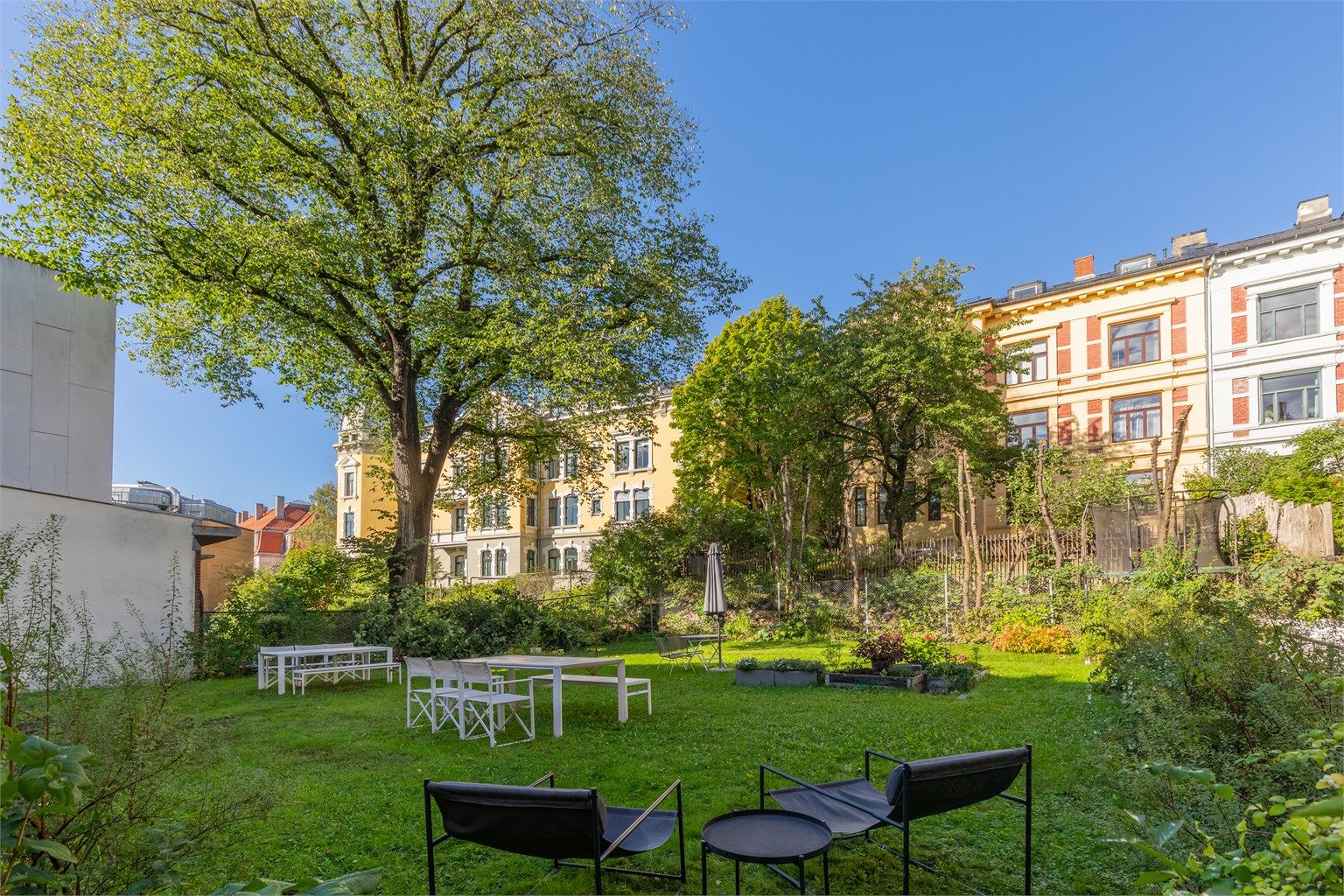 Omgitt av vakre bygårder og grønne omgivelser fremstår gårdsrommet som en stille oase midt i byen.