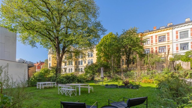 Omgitt av vakre bygårder og grønne omgivelser fremstår gårdsrommet som en stille oase midt i byen.