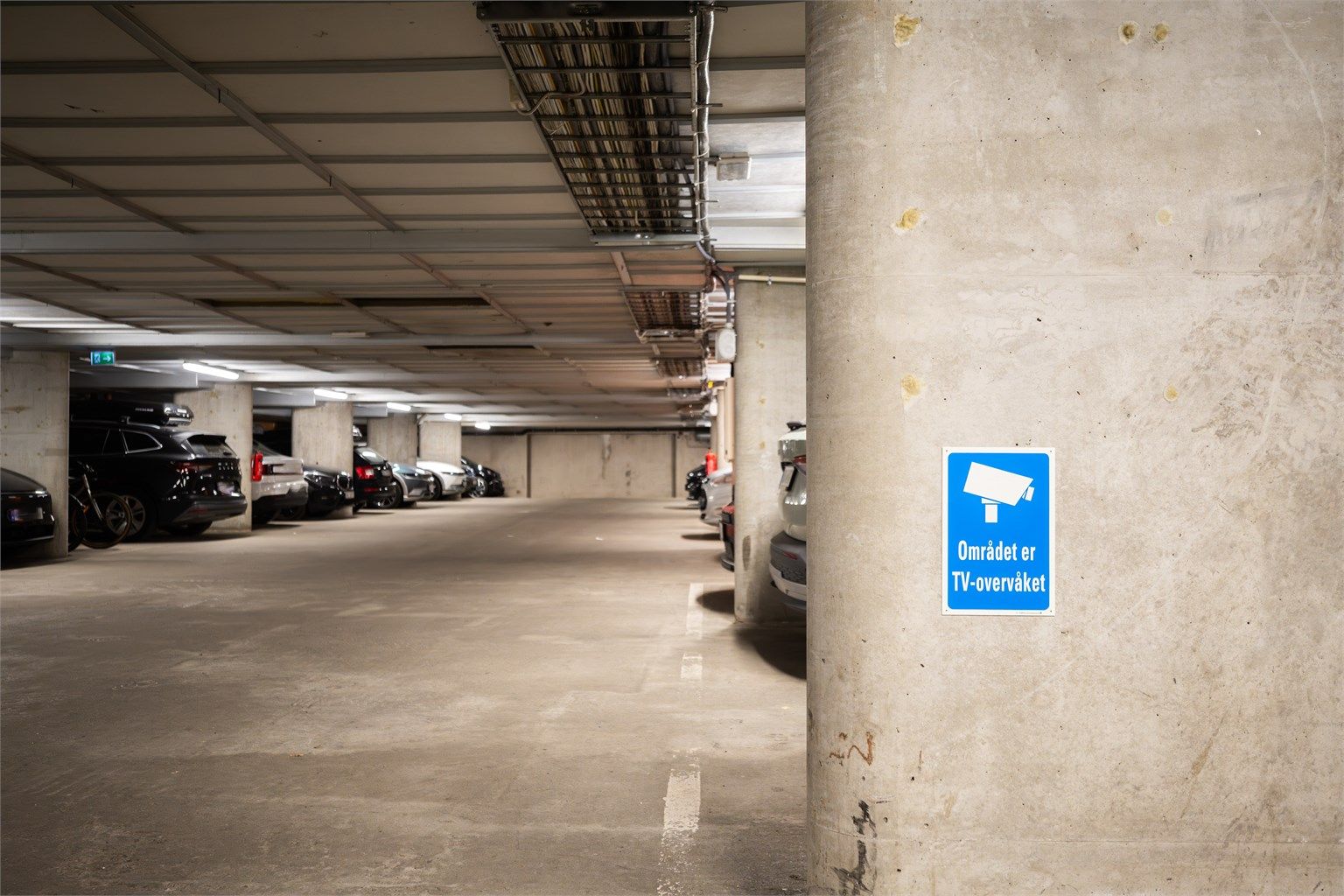 Felles parkeringskjeller i bygget med tildelte plasser.