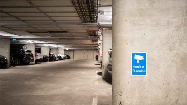Felles parkeringskjeller i bygget med tildelte plasser.