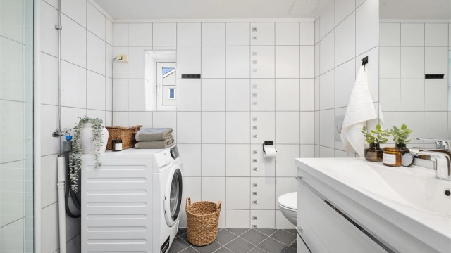 Flislagt bad med varmekabler, dusjhjørne og vegghengt, innbygget toalett