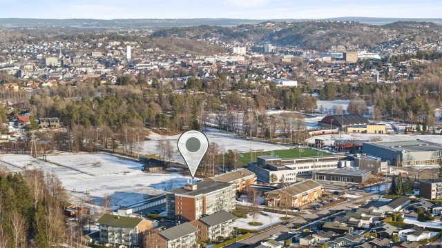 Bugårdsparken benyttes også til ridning og hesterelaterte aktiviteter gjennom sommerhalvåret, da parken har gressbane som brukes til stevner. Dette gir et variert og levende miljø i parken, med aktivitet tilpasset alle sesonger.