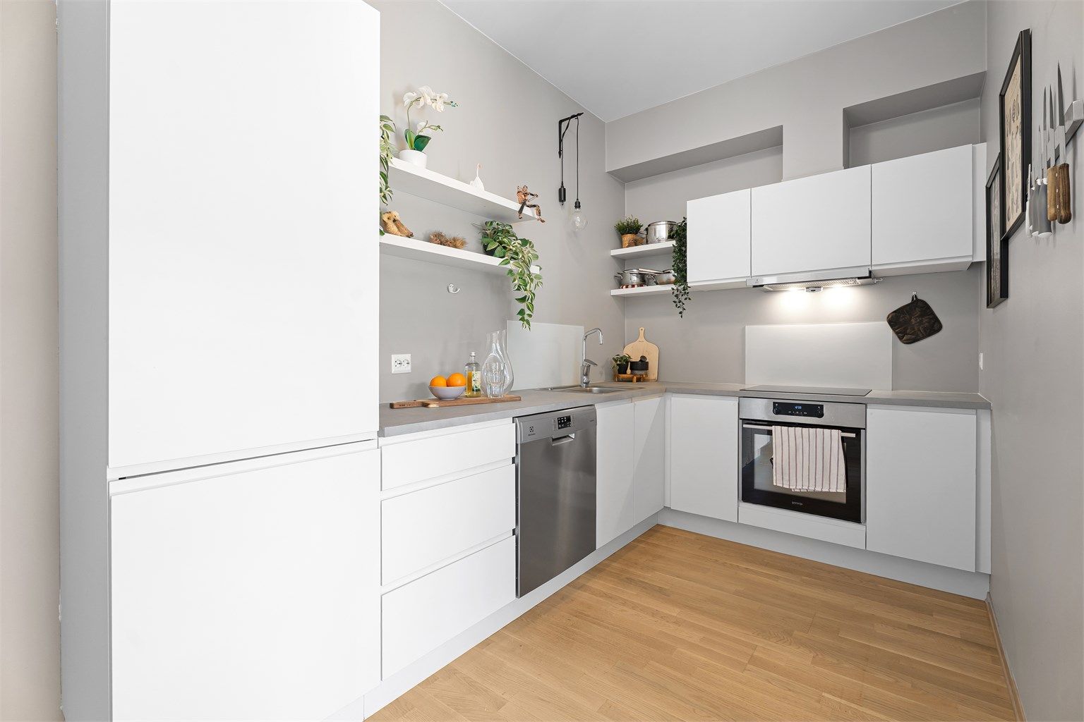 Kjøkkenet er fra Strai og har god med skap- og benkeplass. 