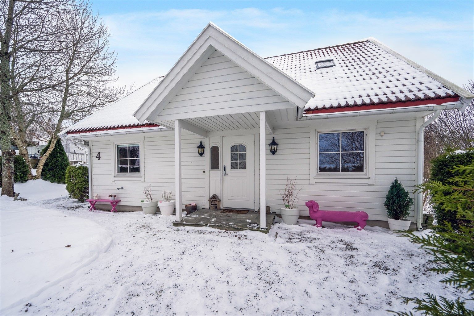 Boligen er en lys, moderne og velholdt enebolig over to etasjer som oser av kvalitet og gode løsninger.