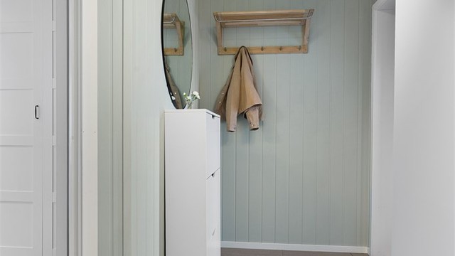 Entré med plass til skoskap og knaggrekke