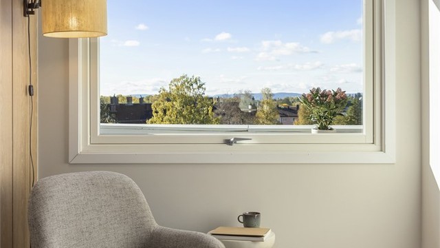 Når temperaturen synker på terrassen, innbyr den hyggelige lesekroken i stuen til rolige stunder med en god bok og en varm kopp te.