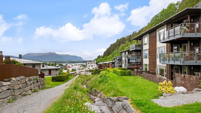 Kort vei til skog og mark med gode turmuligheter.
