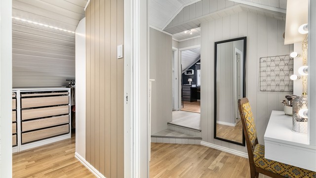 Omkledningsrom er etablert på areal i loftsetasjen byggemeldt som kott. Bruksendring er ikke omsøkt eller godkjent.