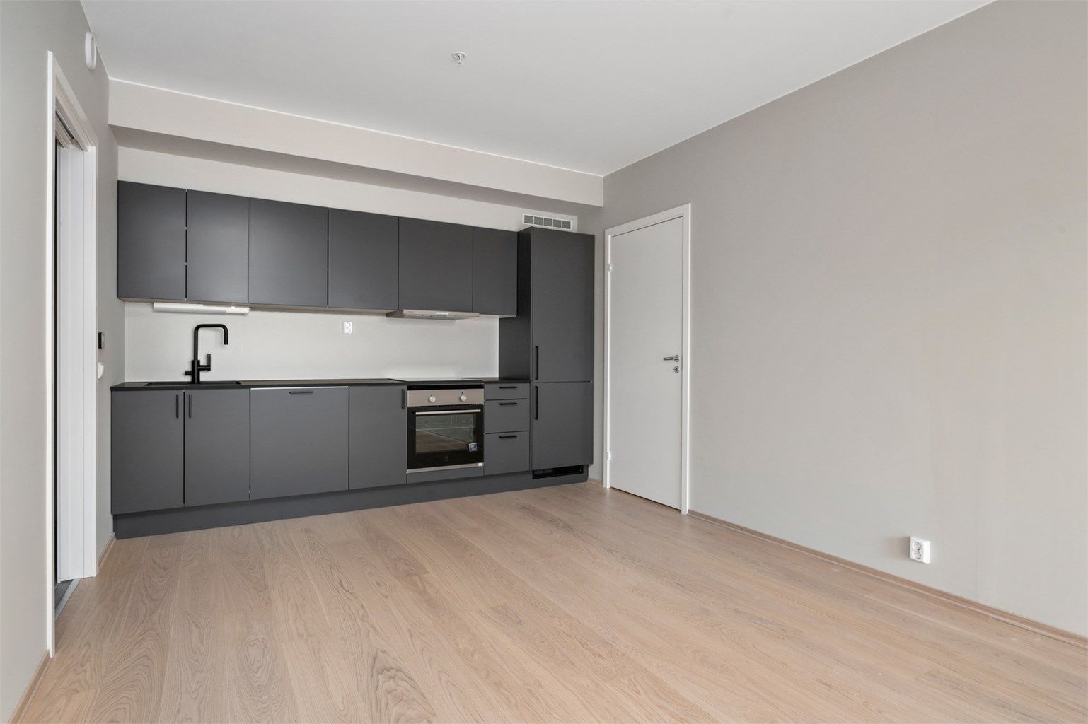 Kjøkkenet er naturlig tilbaketrukket fra stueområdet. 