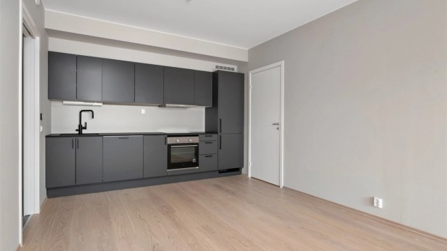 Kjøkkenet er naturlig tilbaketrukket fra stueområdet.