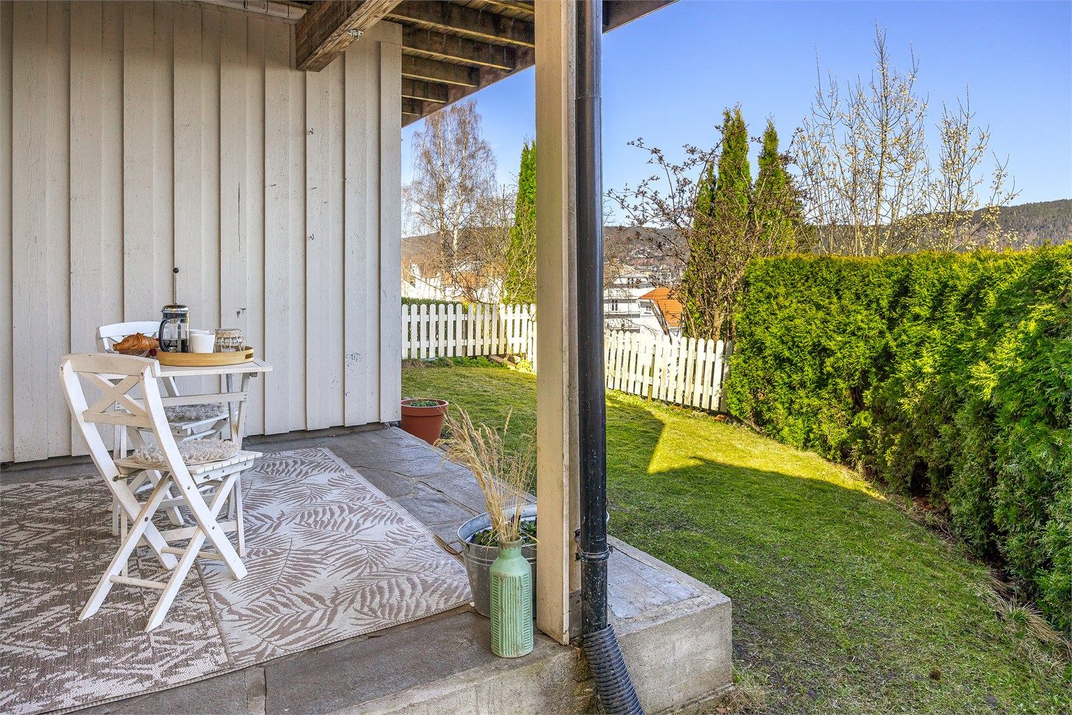 Uteplassen er i betongkonstruksjon og har direkte tilgang til hagen.