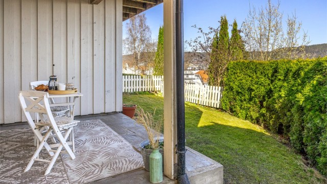 Uteplassen er i betongkonstruksjon og har direkte tilgang til hagen.