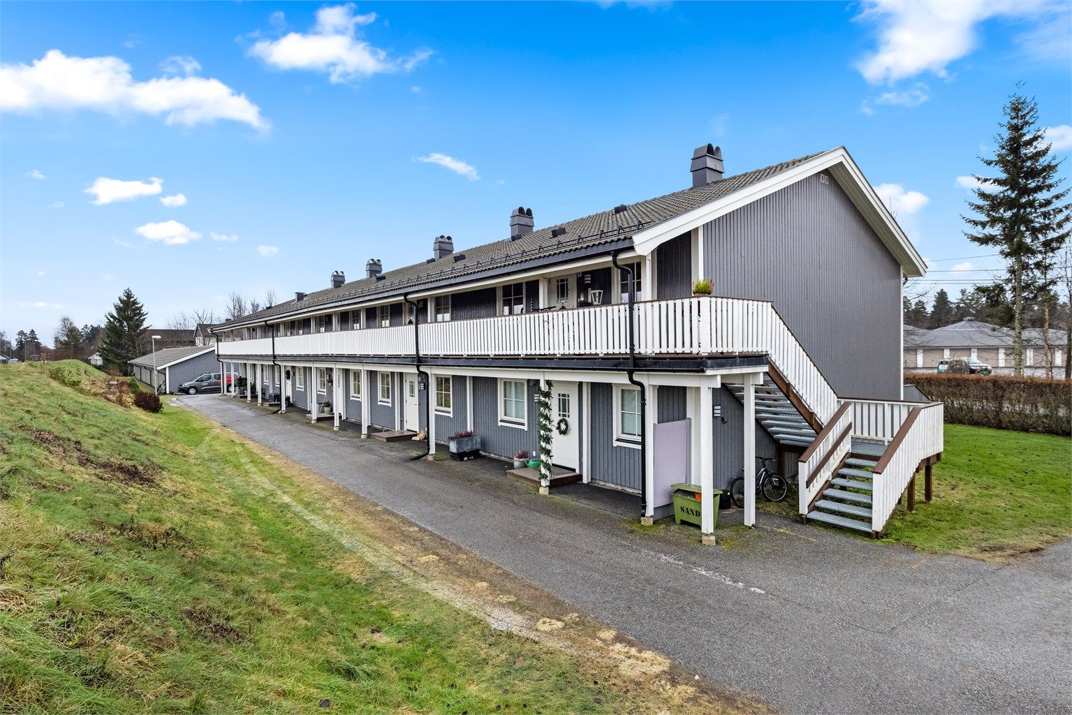 Hyggelig 3-roms bygget i 2005. Leiligheten har trappefri adkomst fra bakkeplan. Fra eiendommen er det kort gangavstand til både Skogmo skole og Skogmo barnehage.