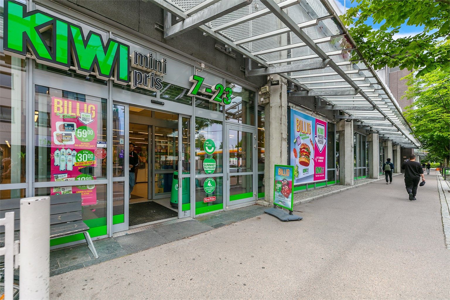 Hverdagslogistikken er enkel med dagligvarebutikker som Kiwi og Rema 1000 i umiddelbar nærhet.