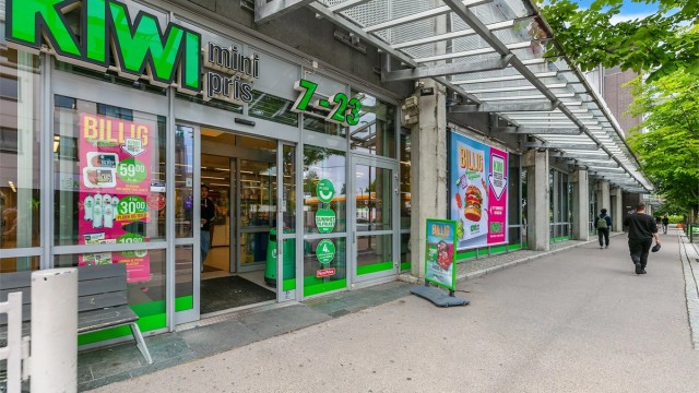 Hverdagslogistikken er enkel med dagligvarebutikker som Kiwi og Rema 1000 i umiddelbar nærhet.