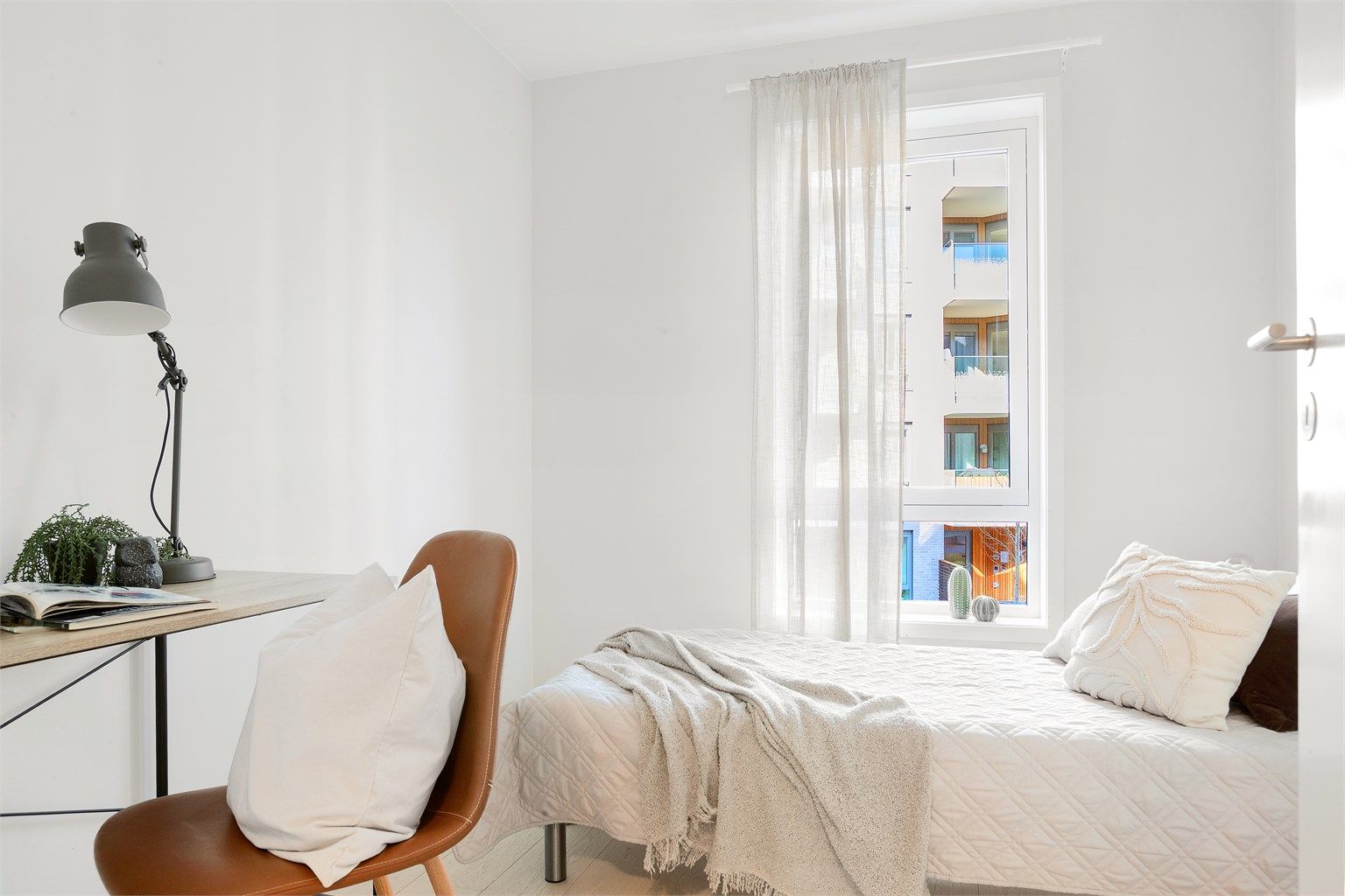 Leiligheten har to soverom. Dette rommet egner seg godt som barnerom, gjesterom eller kontor.